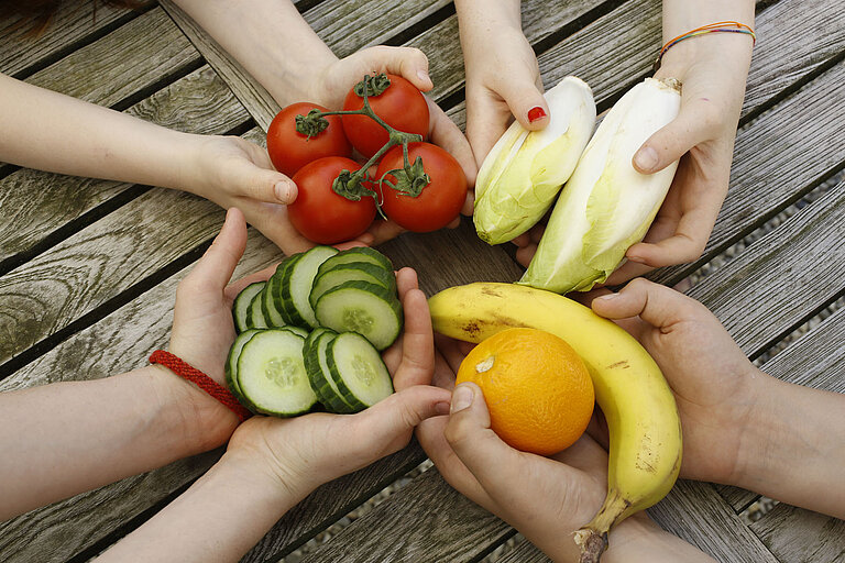 Kinderhände mit Obst und Gemüse